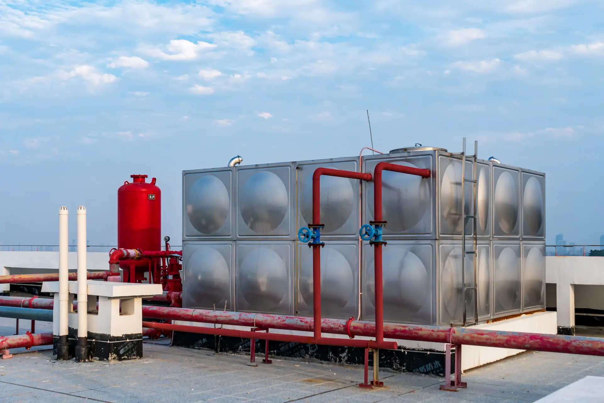 Use of stainless steel water tanks